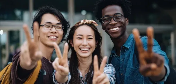 Gruppe junger Menschen zeigt Friedenszeichen